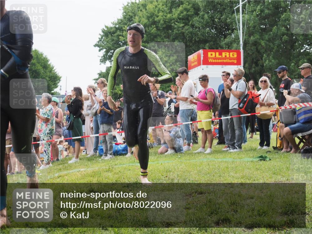 15.06.2025 - 27. Vierlanden-Triathlon KatJ http://msf.ph/oto/8022096 15.06.2025 10:54:40 Schwimmen 695, 713, 715, 749 meine-sportfotos.de