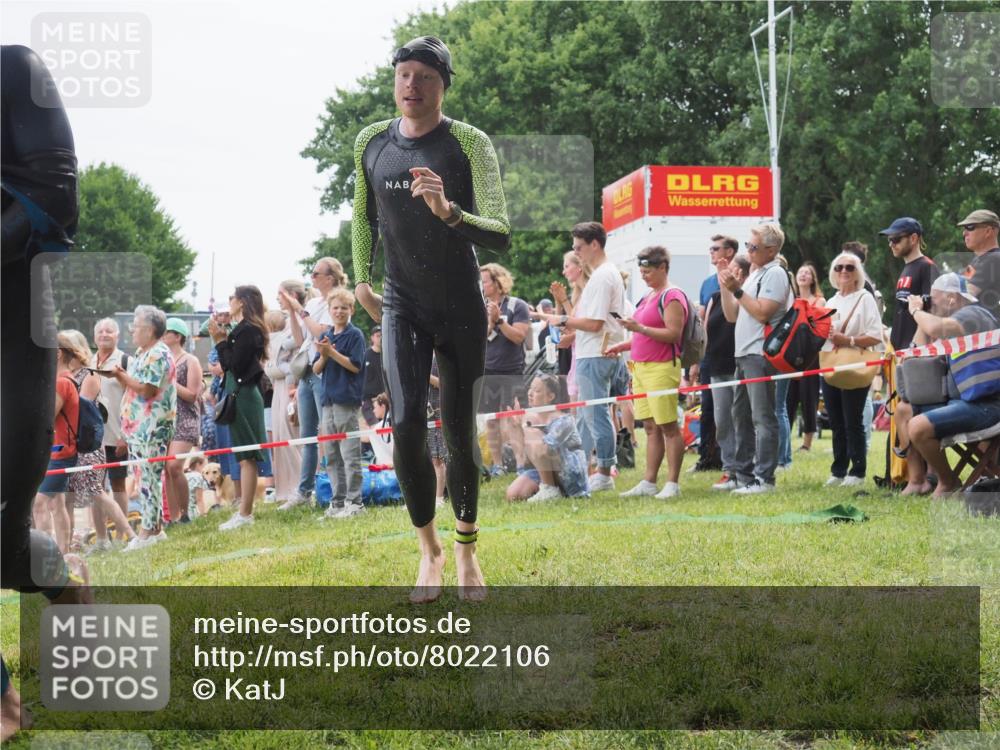 15.06.2025 - 27. Vierlanden-Triathlon KatJ http://msf.ph/oto/8022106 15.06.2025 10:54:40 Schwimmen 695, 713, 715, 749 meine-sportfotos.de