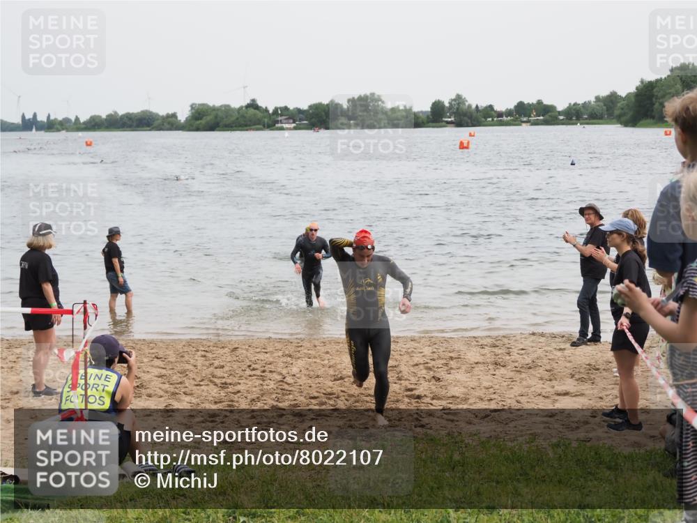 21.06.2025 - 27. Vierlanden-Triathlon MichiJ http://msf.ph/oto/8022107 15.06.2026 10:52:18 Schwimmen 652, 693, 759 meine-sportfotos.de