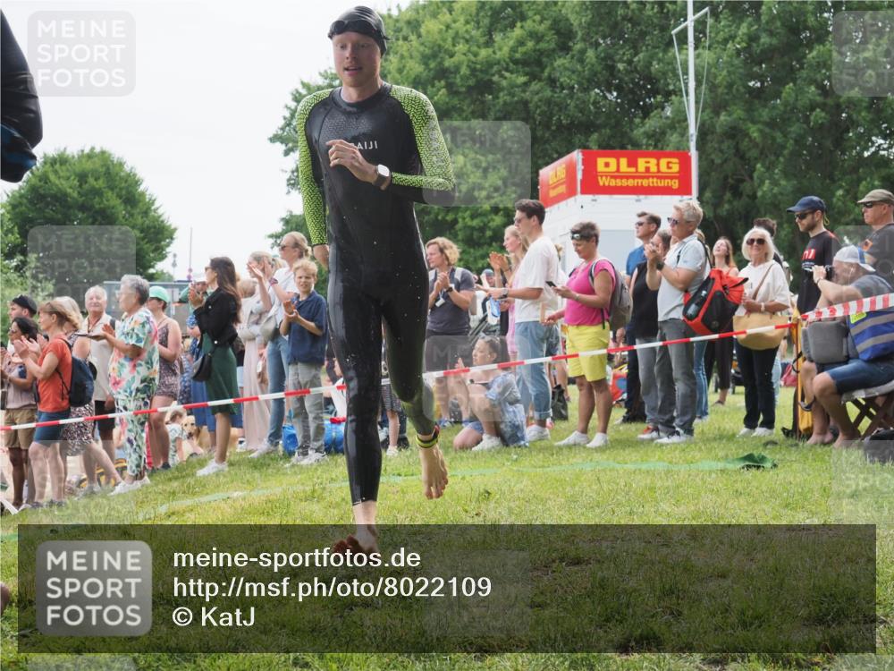 15.06.2025 - 27. Vierlanden-Triathlon KatJ http://msf.ph/oto/8022109 15.06.2025 10:54:40 Schwimmen 695, 713, 715, 749 meine-sportfotos.de