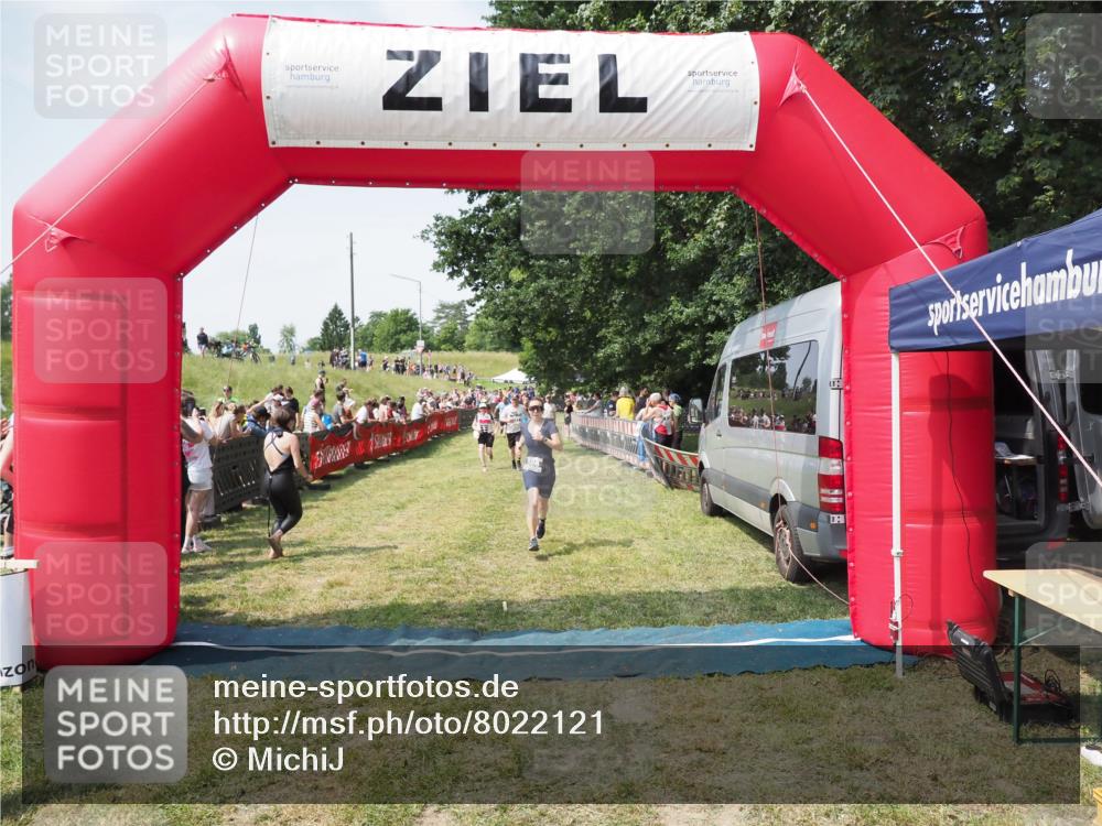21.06.2025 - 27. Vierlanden-Triathlon MichiJ http://msf.ph/oto/8022121 15.06.2026 11:37:29 Ziel 586, 611 meine-sportfotos.de