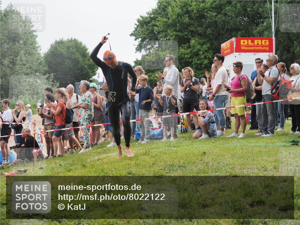 15.06.2025 - 27. Vierlanden-Triathlon KatJ http://msf.ph/oto/8022122 15.06.2025 10:54:42 Schwimmen 695, 713, 715, 749 meine-sportfotos.de