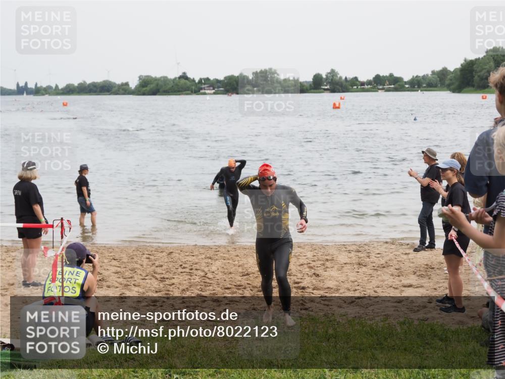 21.06.2025 - 27. Vierlanden-Triathlon MichiJ http://msf.ph/oto/8022123 15.06.2026 10:52:18 Schwimmen 652, 693, 759 meine-sportfotos.de
