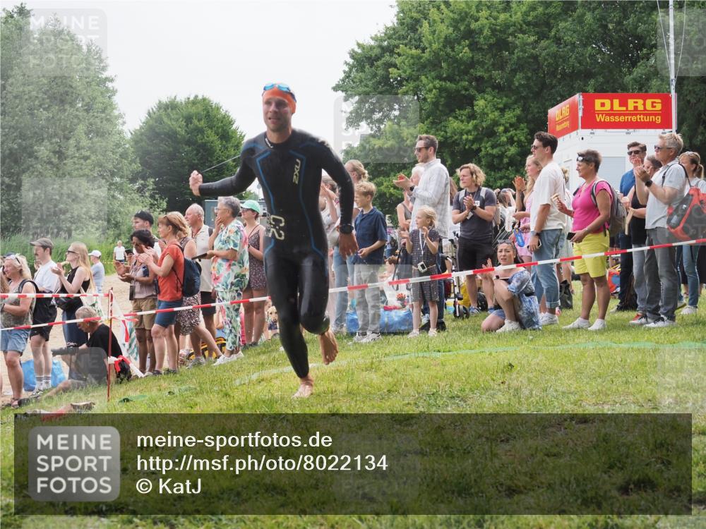 15.06.2025 - 27. Vierlanden-Triathlon KatJ http://msf.ph/oto/8022134 15.06.2025 10:54:43 Schwimmen 695, 713, 715, 749 meine-sportfotos.de
