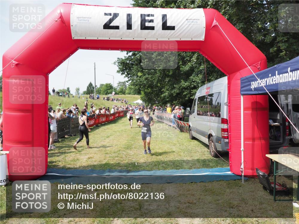 21.06.2025 - 27. Vierlanden-Triathlon MichiJ http://msf.ph/oto/8022136 15.06.2026 11:37:30 Ziel 586, 611 meine-sportfotos.de