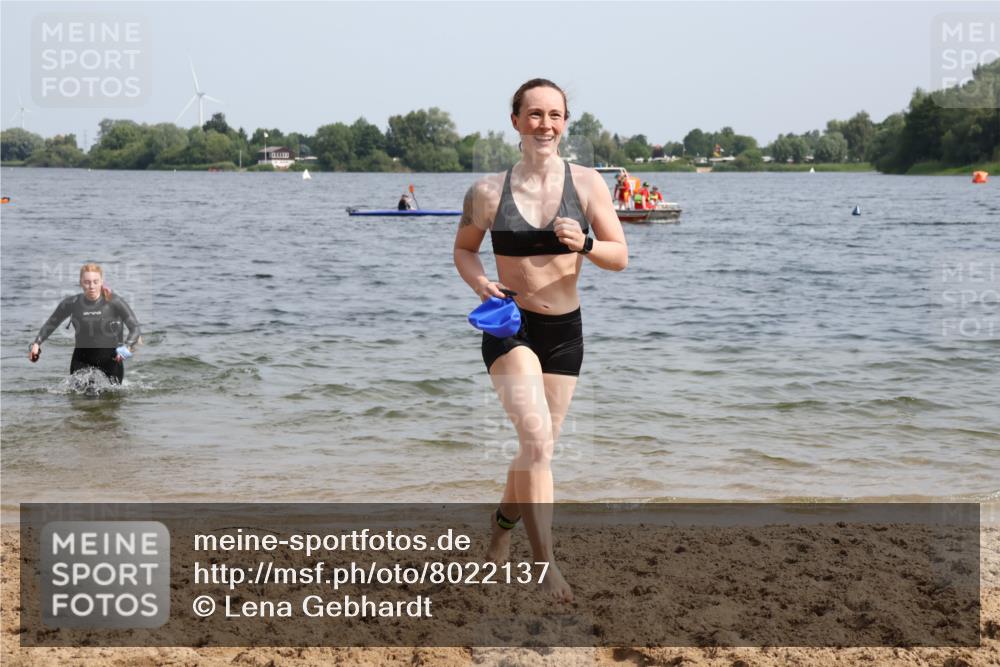 15.06.2025 - 27. Vierlanden-Triathlon Lena Gebhardt http://msf.ph/oto/8022137 15.06.2025 10:19:43 Schwimmen 500, 503, 539, 569, 578, 603 meine-sportfotos.de