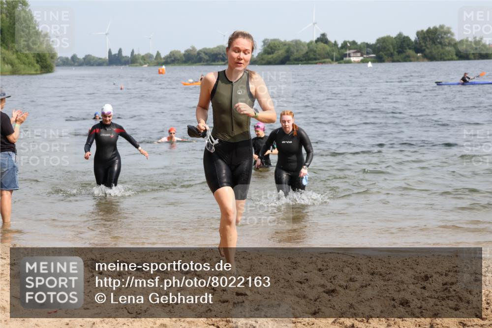 15.06.2025 - 27. Vierlanden-Triathlon Lena Gebhardt http://msf.ph/oto/8022163 15.06.2025 10:19:45 Schwimmen 500, 503, 539, 569, 578, 603 meine-sportfotos.de