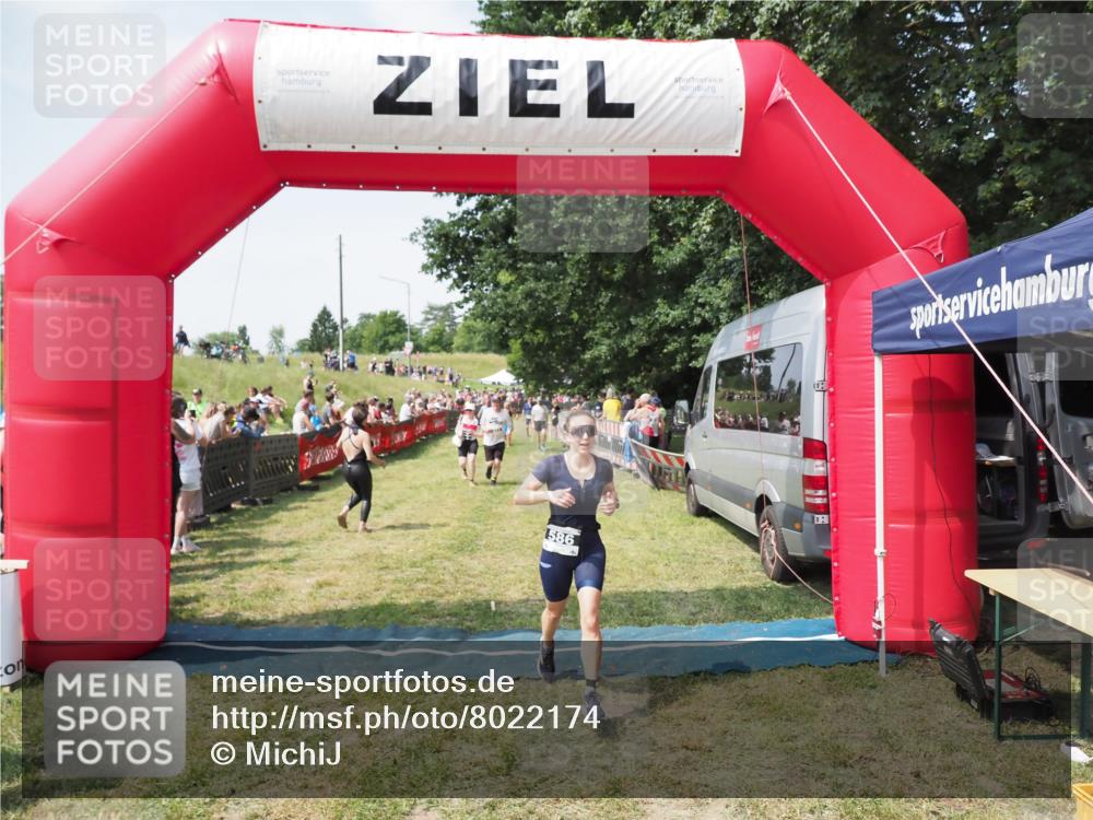 21.06.2025 - 27. Vierlanden-Triathlon MichiJ http://msf.ph/oto/8022174 15.06.2026 11:37:30 Ziel 586, 611 meine-sportfotos.de