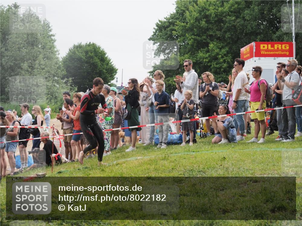 15.06.2025 - 27. Vierlanden-Triathlon KatJ http://msf.ph/oto/8022182 15.06.2025 10:54:46 Schwimmen 695, 713, 715, 749 meine-sportfotos.de