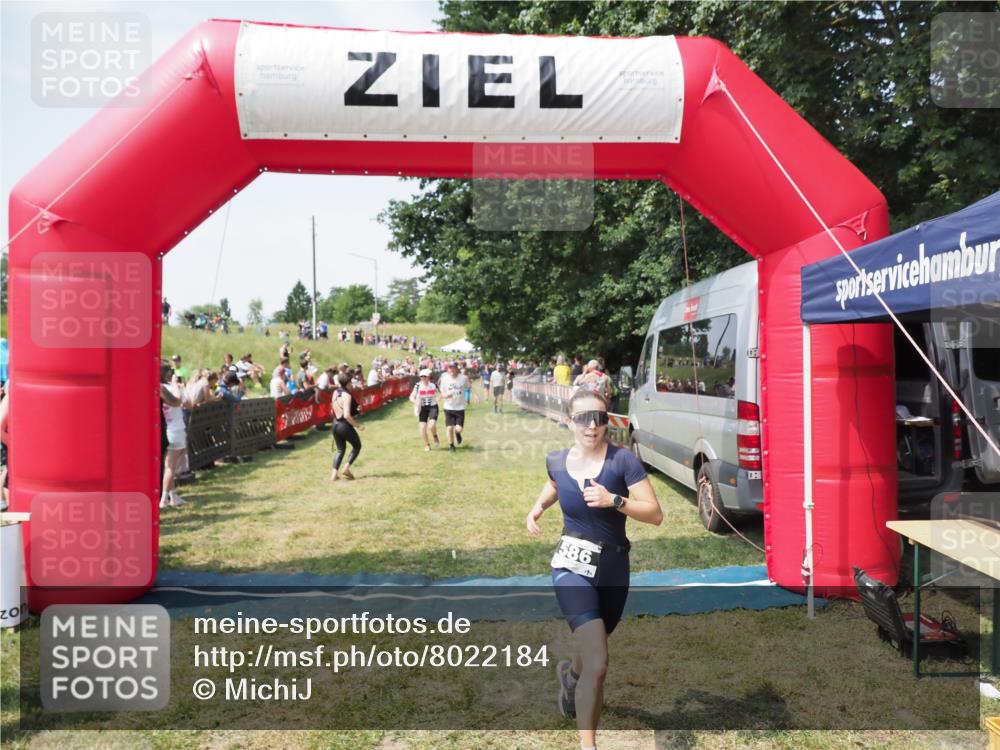 21.06.2025 - 27. Vierlanden-Triathlon MichiJ http://msf.ph/oto/8022184 15.06.2026 11:37:31 Ziel 586, 611 meine-sportfotos.de