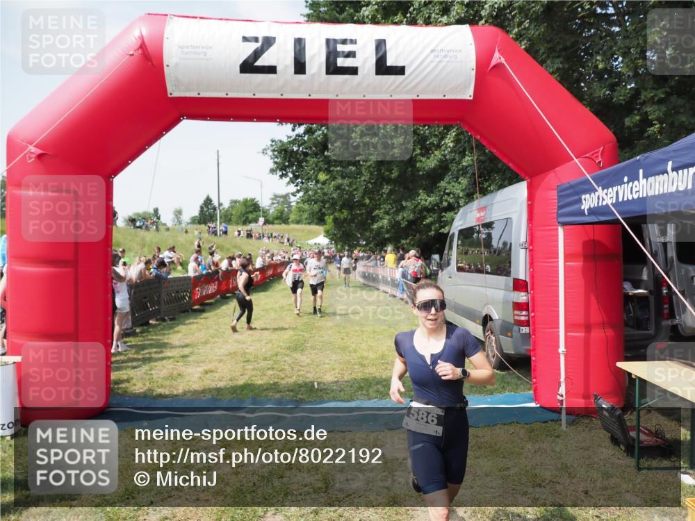 21.06.2025 - 27. Vierlanden-Triathlon MichiJ http://msf.ph/oto/8022192 15.06.2026 11:37:31 Ziel 586, 611 meine-sportfotos.de