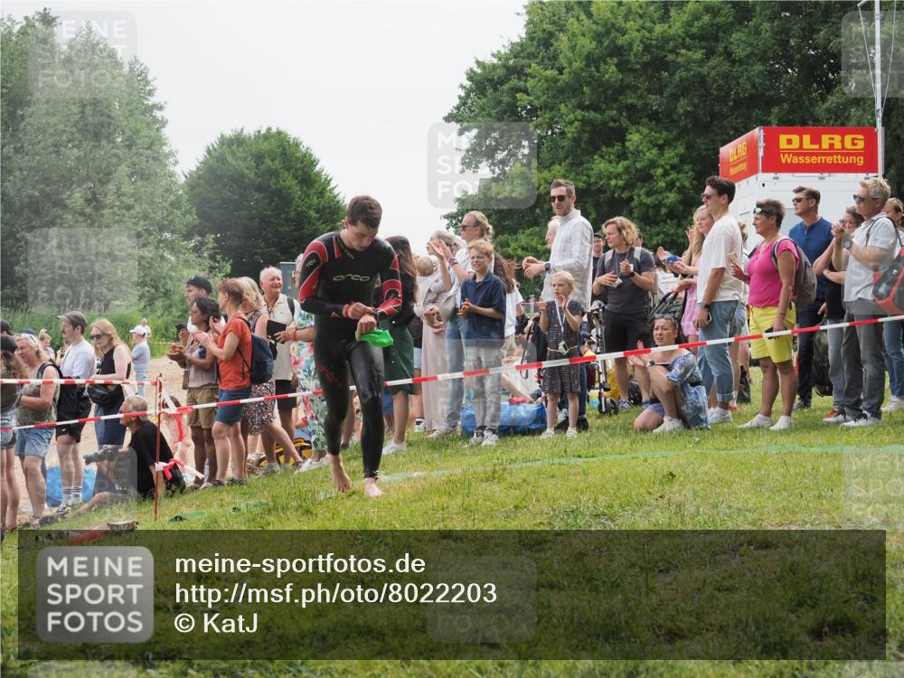 15.06.2025 - 27. Vierlanden-Triathlon KatJ http://msf.ph/oto/8022203 15.06.2025 10:54:47 Schwimmen 695, 713, 715, 749 meine-sportfotos.de