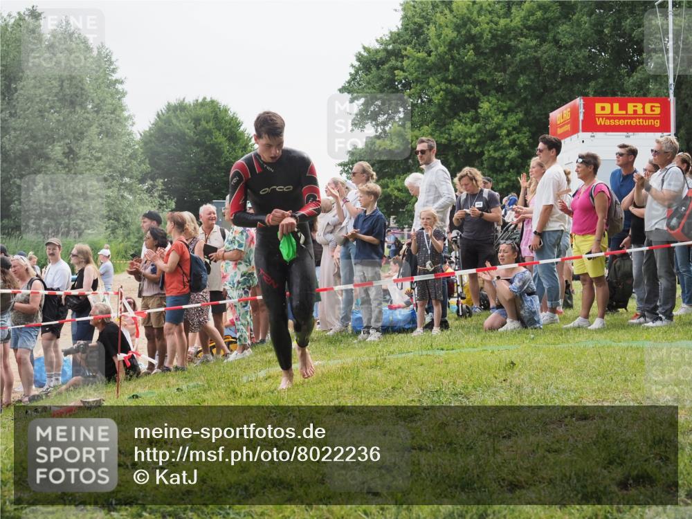 15.06.2025 - 27. Vierlanden-Triathlon KatJ http://msf.ph/oto/8022236 15.06.2025 10:54:47 Schwimmen 695, 713, 715, 749 meine-sportfotos.de