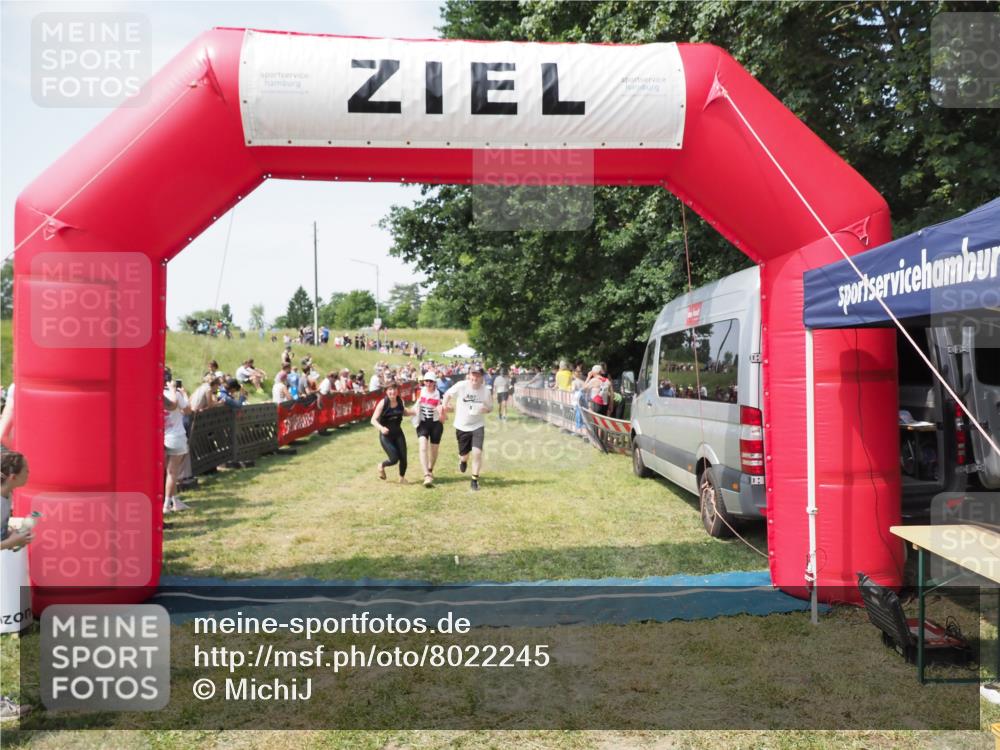 21.06.2025 - 27. Vierlanden-Triathlon MichiJ http://msf.ph/oto/8022245 15.06.2026 11:37:32 Ziel 586, 611 meine-sportfotos.de