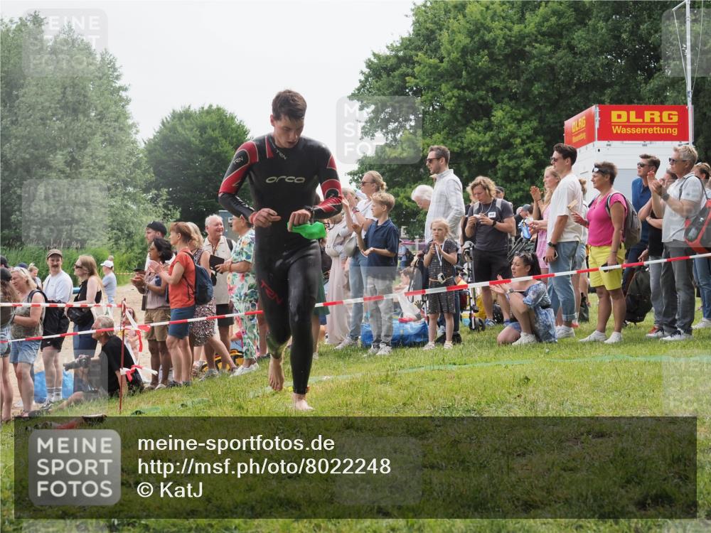 15.06.2025 - 27. Vierlanden-Triathlon KatJ http://msf.ph/oto/8022248 15.06.2025 10:54:47 Schwimmen 695, 713, 715, 749 meine-sportfotos.de