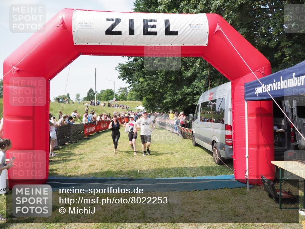 21.06.2025 - 27. Vierlanden-Triathlon MichiJ http://msf.ph/oto/8022253 15.06.2026 11:37:32 Ziel 586, 611 meine-sportfotos.de