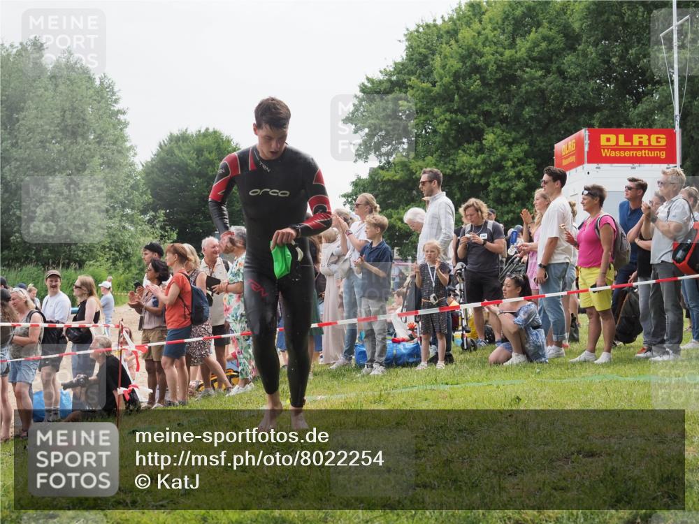 15.06.2025 - 27. Vierlanden-Triathlon KatJ http://msf.ph/oto/8022254 15.06.2025 10:54:47 Schwimmen 695, 713, 715, 749 meine-sportfotos.de
