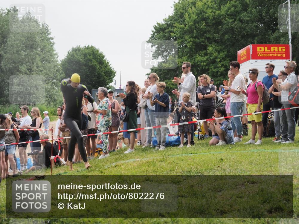 15.06.2025 - 27. Vierlanden-Triathlon KatJ http://msf.ph/oto/8022276 15.06.2025 10:54:58 Schwimmen 677, 735, 744, 761 meine-sportfotos.de