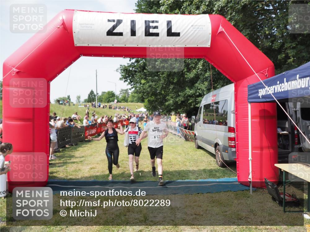 21.06.2025 - 27. Vierlanden-Triathlon MichiJ http://msf.ph/oto/8022289 15.06.2026 11:37:33 Ziel 586, 611, 615 meine-sportfotos.de