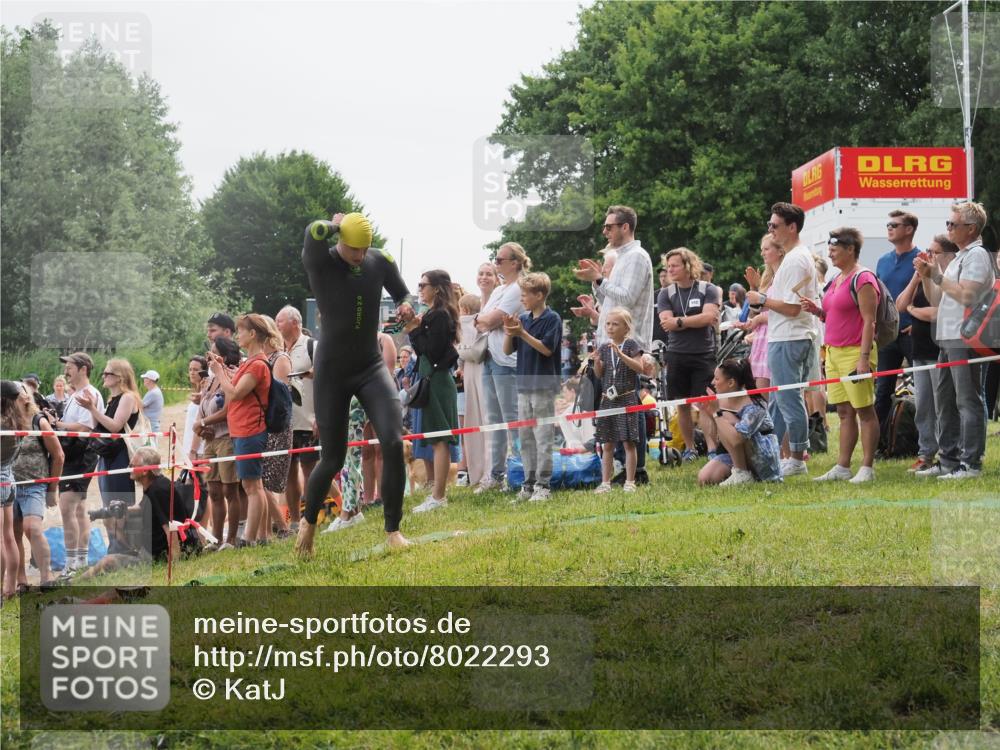 15.06.2025 - 27. Vierlanden-Triathlon KatJ http://msf.ph/oto/8022293 15.06.2025 10:54:58 Schwimmen 677, 735, 744, 761 meine-sportfotos.de