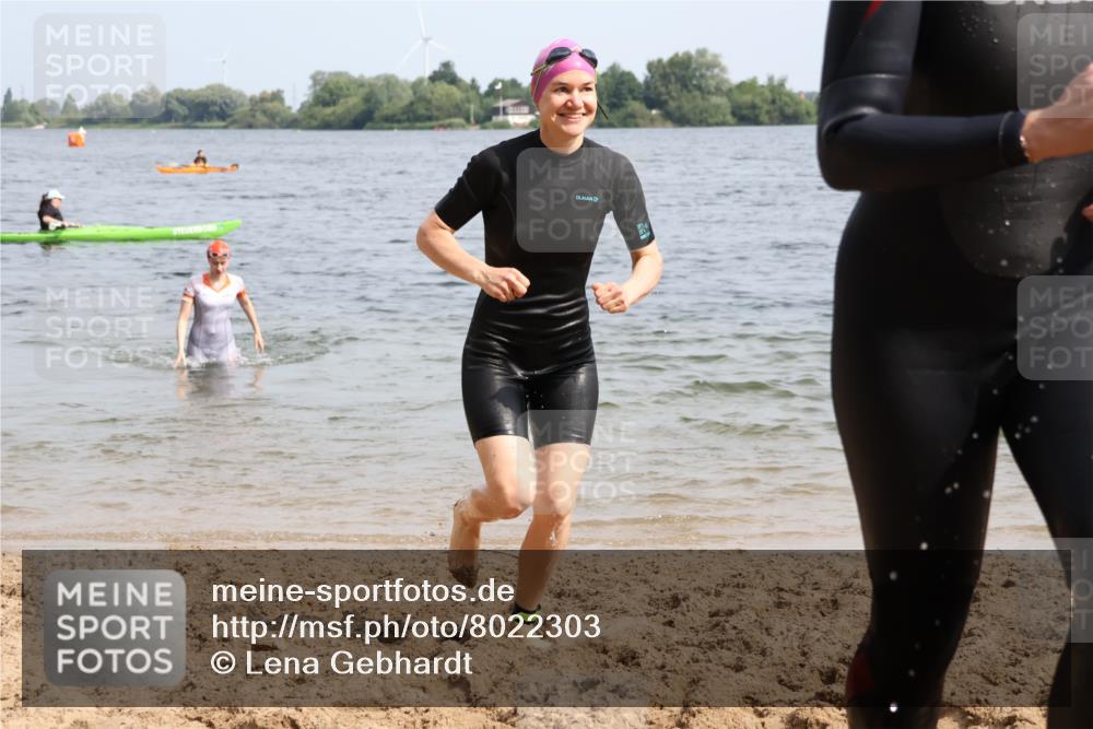 15.06.2025 - 27. Vierlanden-Triathlon Lena Gebhardt http://msf.ph/oto/8022303 15.06.2025 10:19:52 Schwimmen 500, 503, 539, 553, 569, 578 meine-sportfotos.de