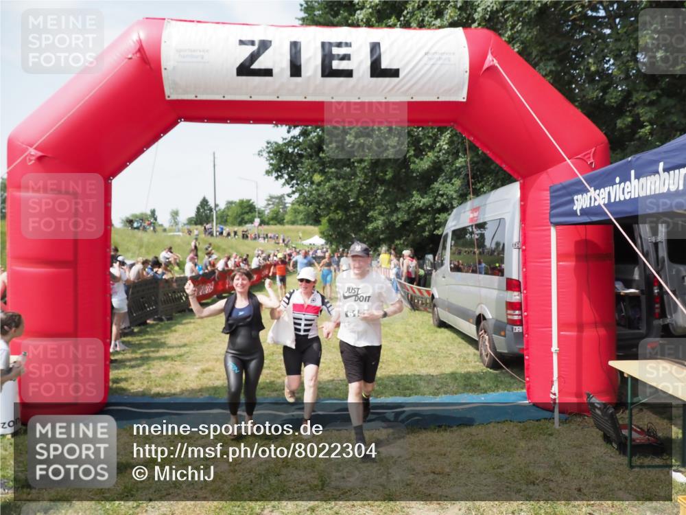 21.06.2025 - 27. Vierlanden-Triathlon MichiJ http://msf.ph/oto/8022304 15.06.2026 11:37:34 Ziel 586, 611, 615 meine-sportfotos.de