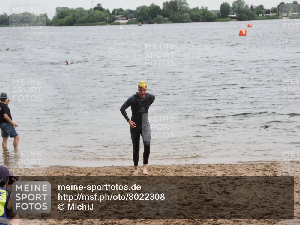 21.06.2025 - 27. Vierlanden-Triathlon MichiJ http://msf.ph/oto/8022308 15.06.2026 10:52:27 Schwimmen 682, 759 meine-sportfotos.de