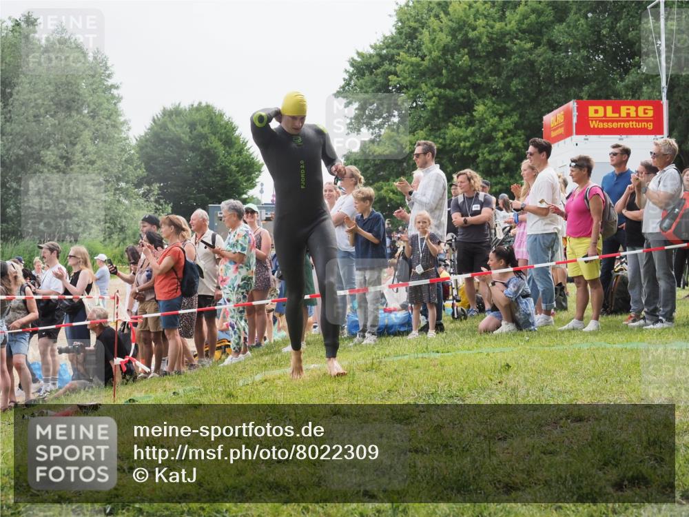 15.06.2025 - 27. Vierlanden-Triathlon KatJ http://msf.ph/oto/8022309 15.06.2025 10:54:59 Schwimmen 677, 735, 744, 761 meine-sportfotos.de
