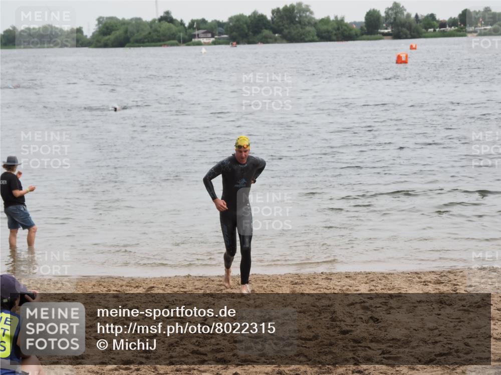 21.06.2025 - 27. Vierlanden-Triathlon MichiJ http://msf.ph/oto/8022315 15.06.2026 10:52:27 Schwimmen 682, 759 meine-sportfotos.de