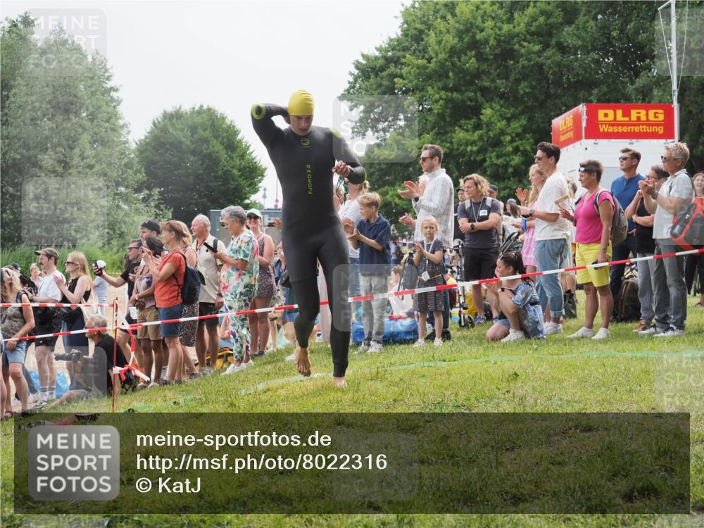 15.06.2025 - 27. Vierlanden-Triathlon KatJ http://msf.ph/oto/8022316 15.06.2025 10:54:59 Schwimmen 677, 735, 744, 761 meine-sportfotos.de