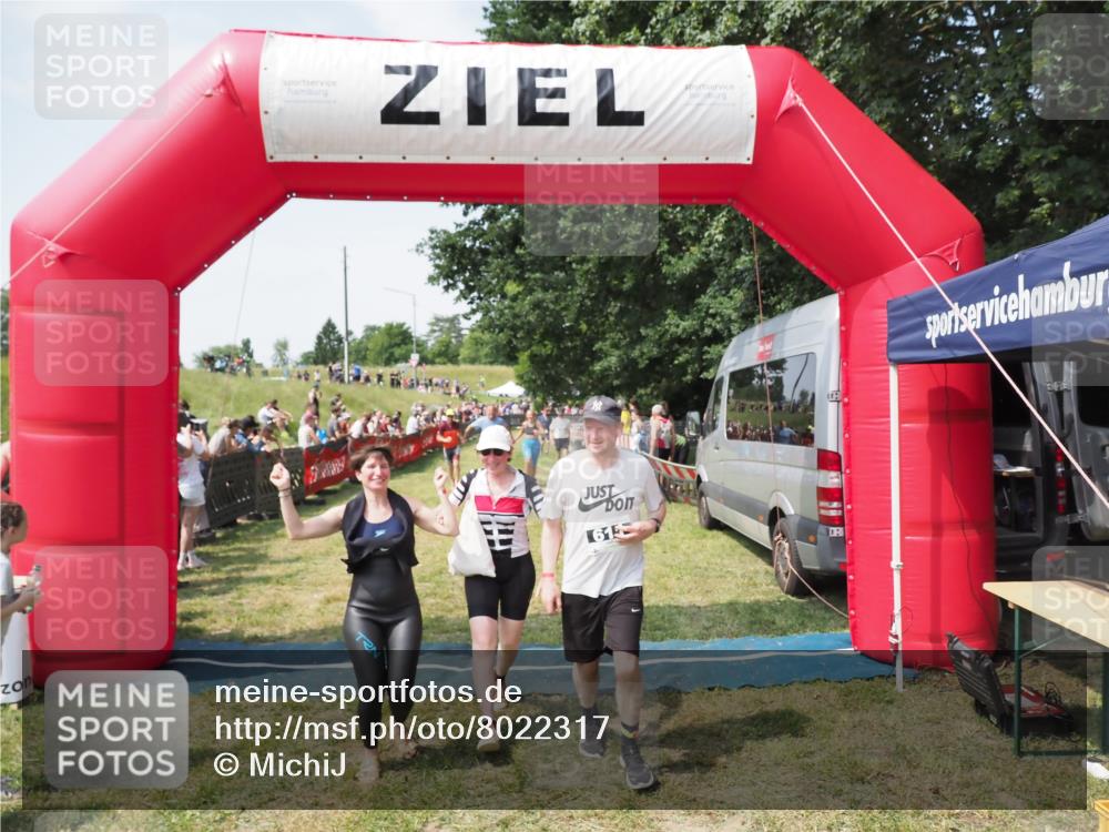 21.06.2025 - 27. Vierlanden-Triathlon MichiJ http://msf.ph/oto/8022317 15.06.2026 11:37:34 Ziel 586, 611, 615 meine-sportfotos.de