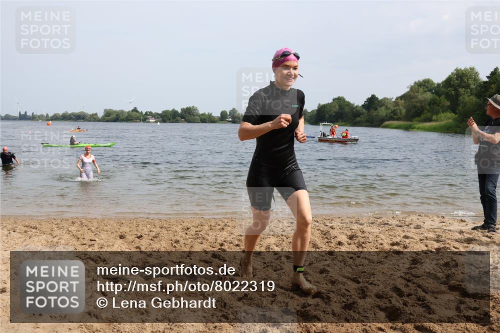 15.06.2025 - 27. Vierlanden-Triathlon Lena Gebhardt http://msf.ph/oto/8022319 15.06.2025 10:19:54 Schwimmen 500, 503, 539, 553, 569, 578 meine-sportfotos.de