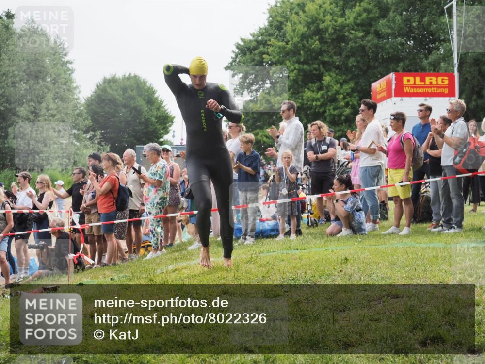 15.06.2025 - 27. Vierlanden-Triathlon KatJ http://msf.ph/oto/8022326 15.06.2025 10:54:59 Schwimmen 677, 735, 744, 761 meine-sportfotos.de