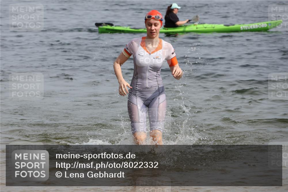15.06.2025 - 27. Vierlanden-Triathlon Lena Gebhardt http://msf.ph/oto/8022332 15.06.2025 10:19:55 Schwimmen 500, 539, 553, 569, 578 meine-sportfotos.de