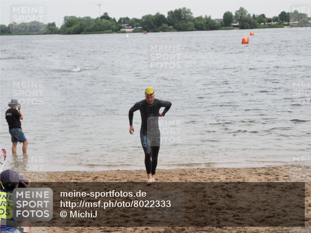 21.06.2025 - 27. Vierlanden-Triathlon MichiJ http://msf.ph/oto/8022333 15.06.2026 10:52:27 Schwimmen 682, 759 meine-sportfotos.de