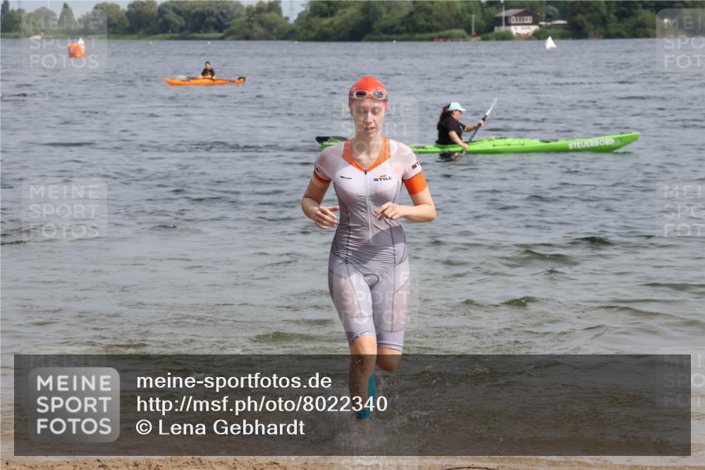 15.06.2025 - 27. Vierlanden-Triathlon Lena Gebhardt http://msf.ph/oto/8022340 15.06.2025 10:19:57 Schwimmen 500, 553, 569, 578 meine-sportfotos.de