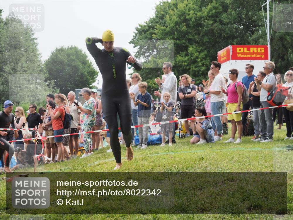 15.06.2025 - 27. Vierlanden-Triathlon KatJ http://msf.ph/oto/8022342 15.06.2025 10:55:00 Schwimmen 677, 735, 744, 761 meine-sportfotos.de