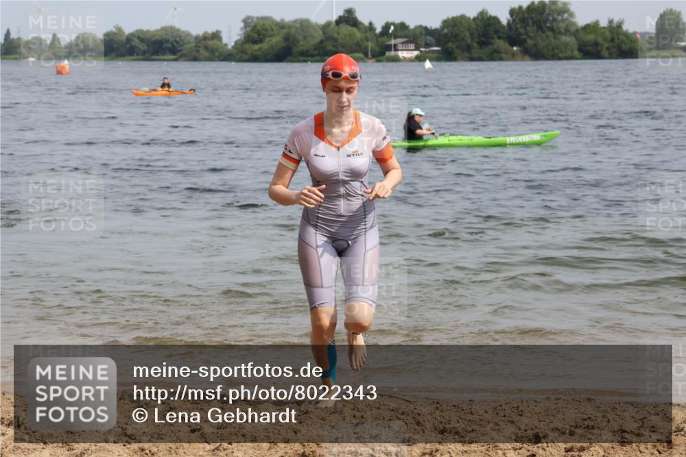 15.06.2025 - 27. Vierlanden-Triathlon Lena Gebhardt http://msf.ph/oto/8022343 15.06.2025 10:19:57 Schwimmen 500, 553, 569, 578 meine-sportfotos.de