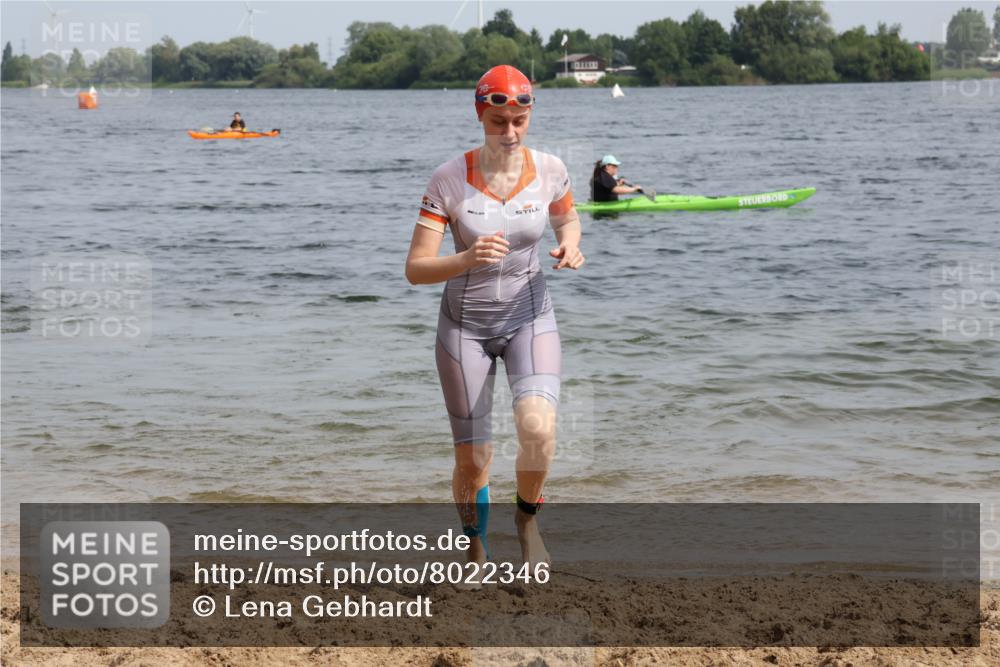 15.06.2025 - 27. Vierlanden-Triathlon Lena Gebhardt http://msf.ph/oto/8022346 15.06.2025 10:19:57 Schwimmen 500, 553, 569, 578 meine-sportfotos.de