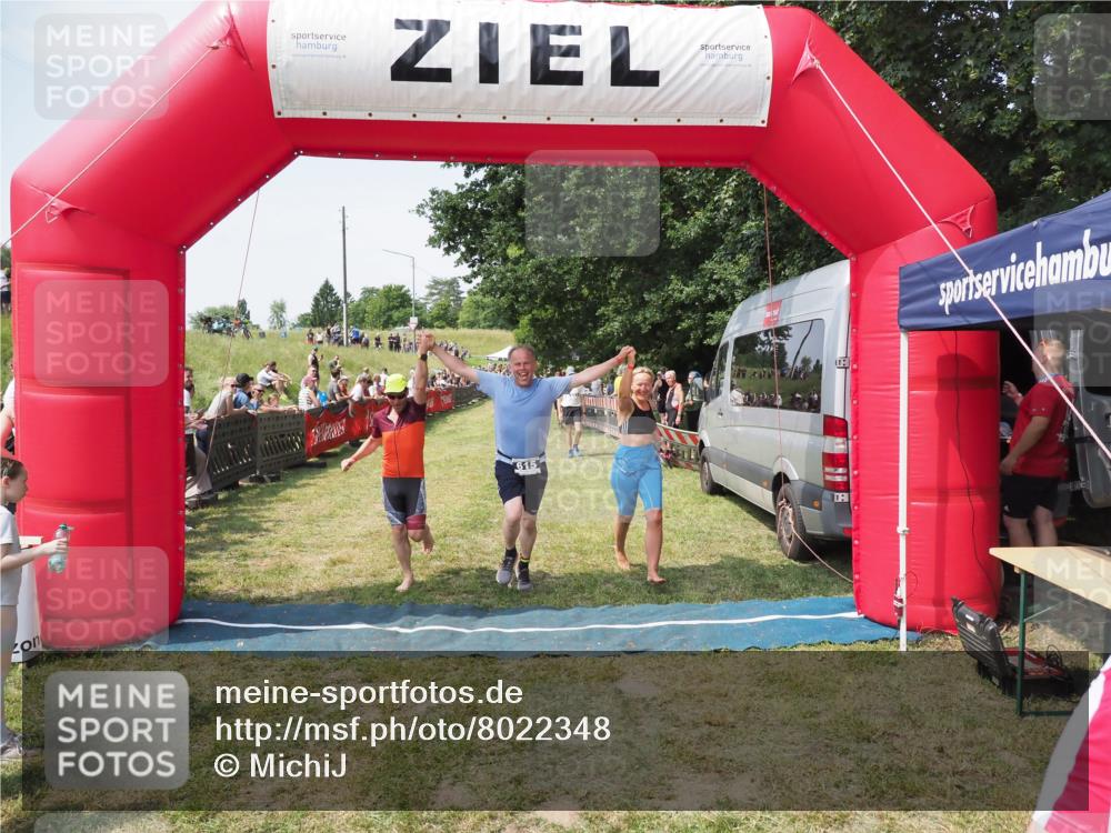 21.06.2025 - 27. Vierlanden-Triathlon MichiJ http://msf.ph/oto/8022348 15.06.2026 11:37:37 Ziel 586, 611, 615 meine-sportfotos.de