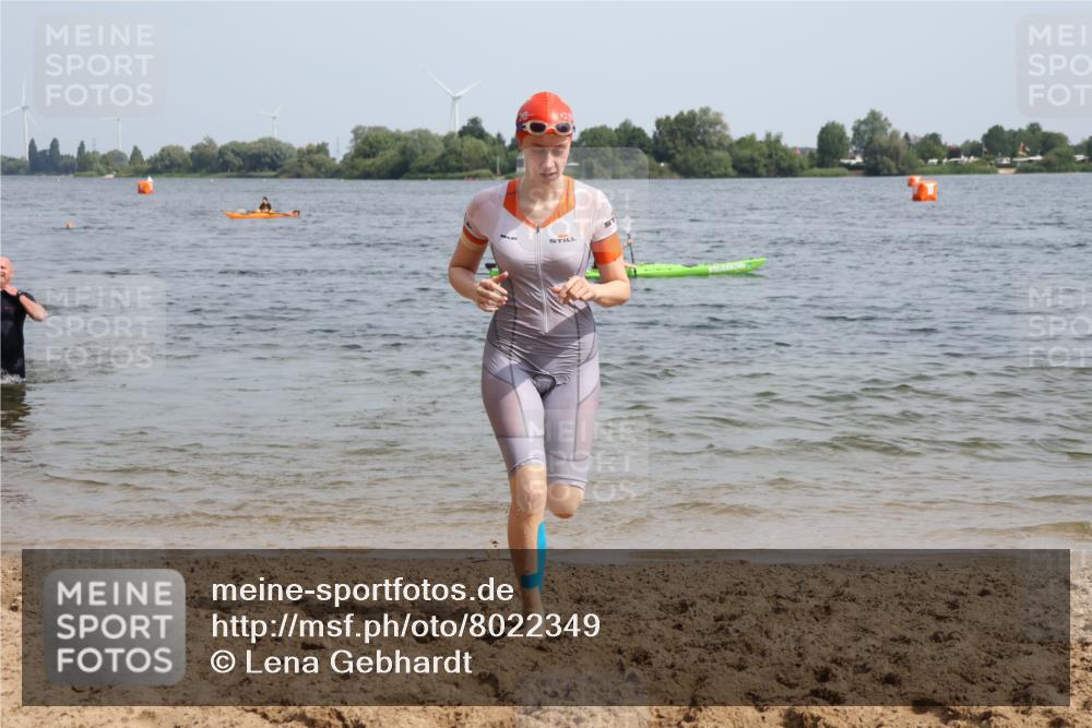 15.06.2025 - 27. Vierlanden-Triathlon Lena Gebhardt http://msf.ph/oto/8022349 15.06.2025 10:19:58 Schwimmen 500, 553, 569, 578 meine-sportfotos.de