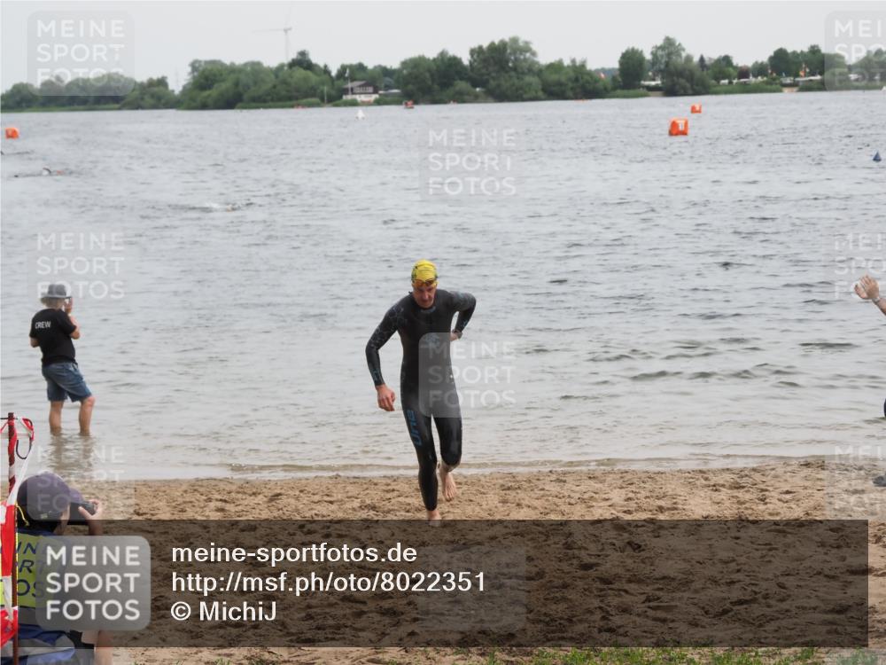 21.06.2025 - 27. Vierlanden-Triathlon MichiJ http://msf.ph/oto/8022351 15.06.2026 10:52:27 Schwimmen 682, 759 meine-sportfotos.de