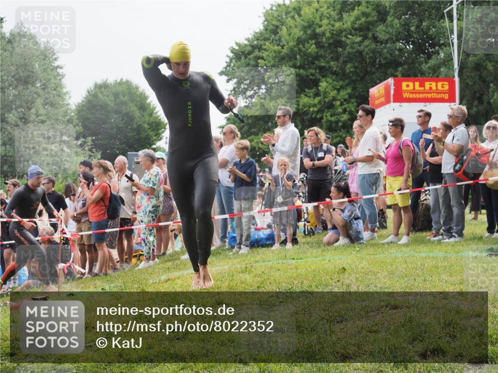 15.06.2025 - 27. Vierlanden-Triathlon KatJ http://msf.ph/oto/8022352 15.06.2025 10:55:00 Schwimmen 677, 735, 744, 761 meine-sportfotos.de