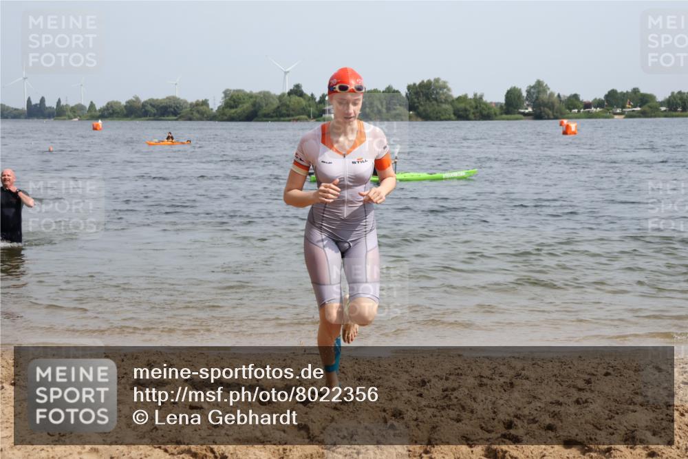 15.06.2025 - 27. Vierlanden-Triathlon Lena Gebhardt http://msf.ph/oto/8022356 15.06.2025 10:19:58 Schwimmen 500, 553, 569, 578 meine-sportfotos.de