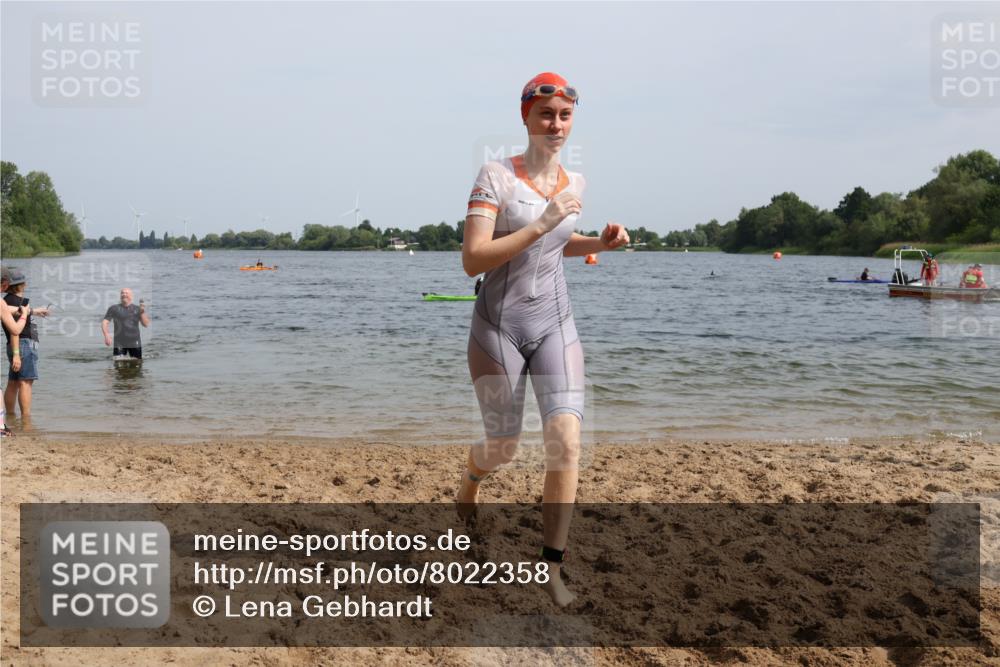 15.06.2025 - 27. Vierlanden-Triathlon Lena Gebhardt http://msf.ph/oto/8022358 15.06.2025 10:19:59 Schwimmen 500, 553, 569, 578 meine-sportfotos.de