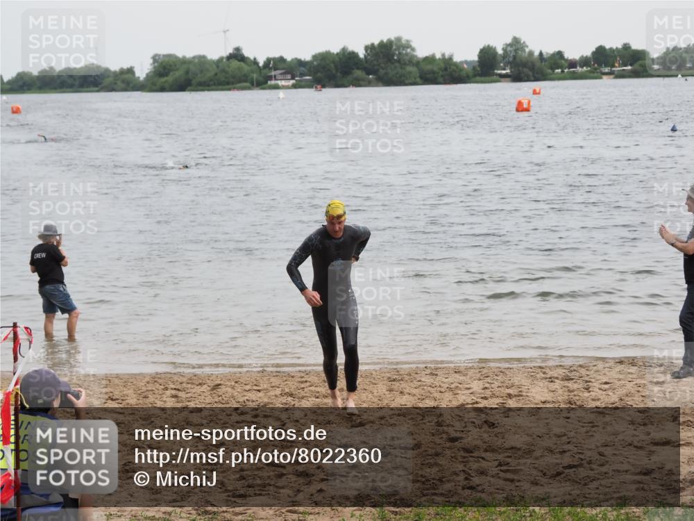 21.06.2025 - 27. Vierlanden-Triathlon MichiJ http://msf.ph/oto/8022360 15.06.2026 10:52:27 Schwimmen 682, 759 meine-sportfotos.de