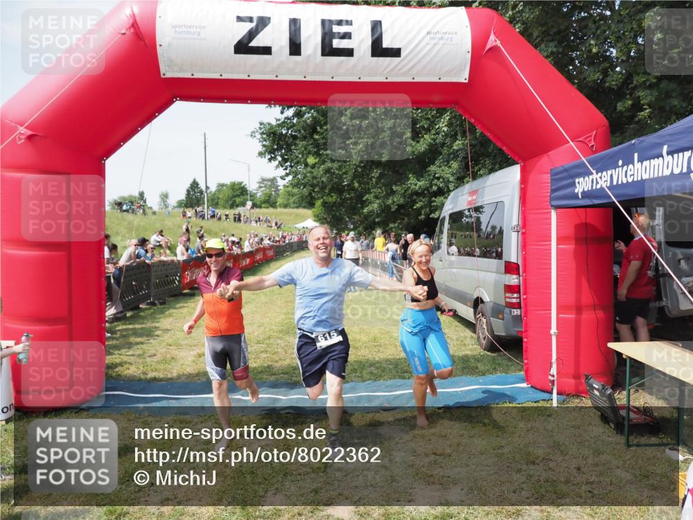 21.06.2025 - 27. Vierlanden-Triathlon MichiJ http://msf.ph/oto/8022362 15.06.2026 11:37:38 Ziel 611, 615 meine-sportfotos.de