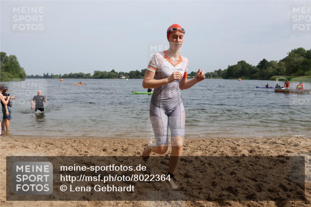 15.06.2025 - 27. Vierlanden-Triathlon Lena Gebhardt http://msf.ph/oto/8022364 15.06.2025 10:19:59 Schwimmen 500, 553, 569, 578 meine-sportfotos.de