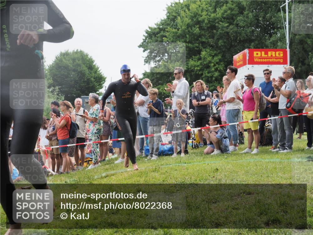 15.06.2025 - 27. Vierlanden-Triathlon KatJ http://msf.ph/oto/8022368 15.06.2025 10:55:01 Schwimmen 677, 735, 744, 761 meine-sportfotos.de