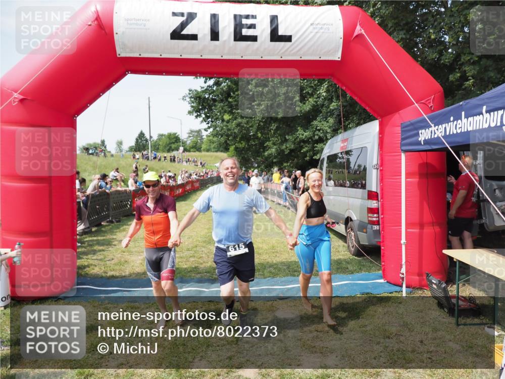 21.06.2025 - 27. Vierlanden-Triathlon MichiJ http://msf.ph/oto/8022373 15.06.2026 11:37:38 Ziel 611, 615 meine-sportfotos.de